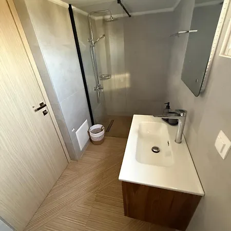 Venias Place شقة نيدري